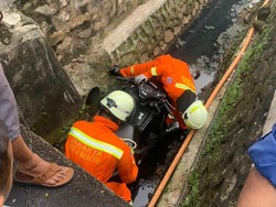 Driver Ojol Tercebur ke Selokan Gegara Ngantuk, Damkar Diterjunkan