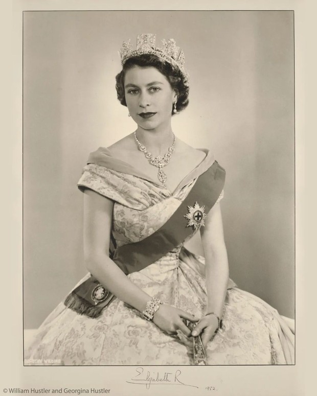 Ratu Elizabeth II mengenakan gelang hadiah dari Pangeran Philip di hari pernikahannya