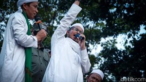 Ekspresi Menantu Habib Rizieq Orasi di Aksi 1209