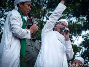 Ekspresi Menantu Habib Rizieq Orasi di Aksi 1209