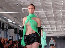 Gaya Putri Tiri Wapres AS Ella Emhoff Pamer Payudara di New York Fashion Week