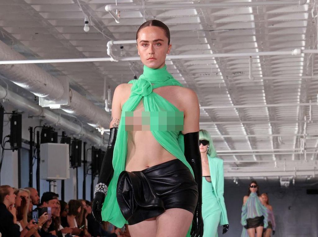 Gaya Putri Tiri Wapres AS Ella Emhoff Pamer Payudara di New York Fashion Week Gaya Putri Tiri Wapres AS Ella Emhoff Pamer Payudara di New York Fashion Week