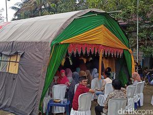 Cerita Sejoli di Enrekang Nikah di Tenda BPBD gegara Fenomena Tanah Bergerak Cerita Sejoli di Enrekang Nikah di Tenda BPBD gegara Fenomena Tanah Bergerak