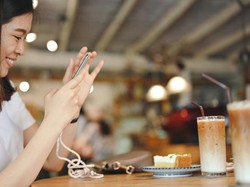 Nyinyiri Pengunjung Kafe yang Hobi Memotret Kopi, Netizen Ini Malah Kena Hujat