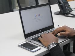 3 Cara Mengetahui Apakah Orang Suka Googling Nama Kamu