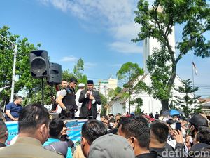 Datangi Massa Demo Tolak Kenaikan BBM, Edy Didoakan Jadi Presiden Datangi Massa Demo Tolak Kenaikan BBM, Edy Didoakan Jadi Presiden