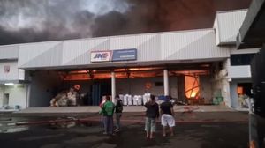Penampakan Kobaran Api Kebakaran Gudang JNE Cimanggis Depok