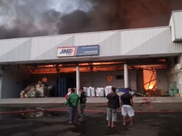 Penampakan Kobaran Api Kebakaran Gudang JNE Cimanggis Depok