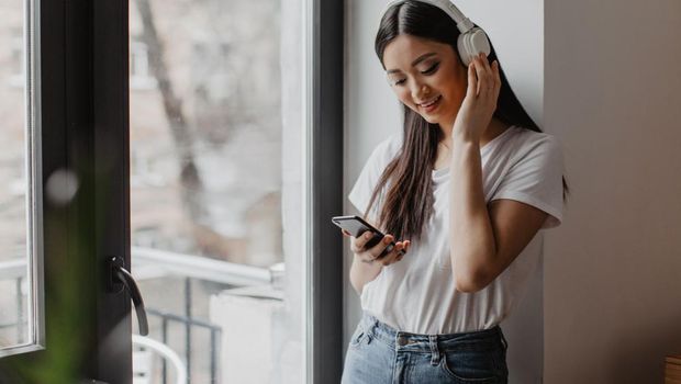 Ilustrasi mendengarkan musik/Foto: Freepik.com/lookstudio