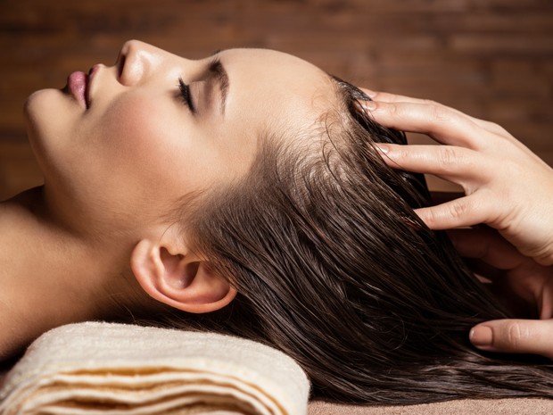 Ilustrasi perawatan rambut dengan minyak zaitun