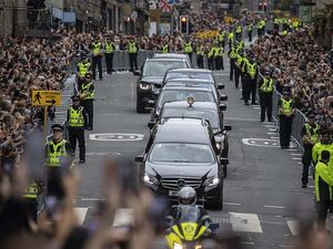 Warga Padati Jalanan yang Dilewati Mobil Jenazah Ratu Elizabeth II