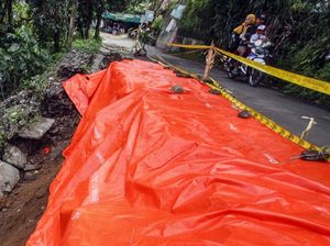 Tenda Terpal Tutupi Lereng yang Longsor di Cilebut Bogor