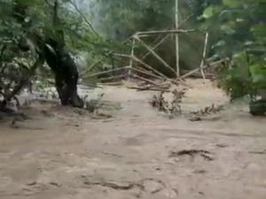 Jembatan Cijahe di Lebak Rusak Diterjang Banjir, Akses Warga Sempat Terputus