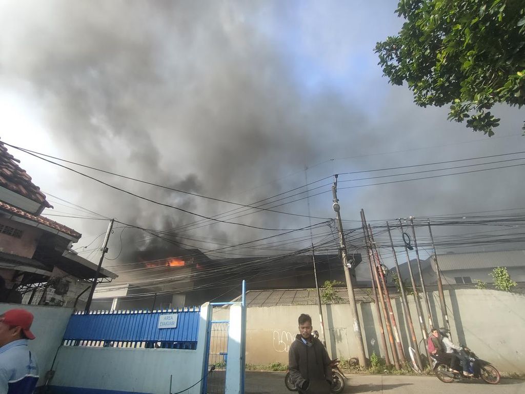 Gudang di Cimanggis Kebakaran, JNE Siap Ganti Rugi Barang Kiriman