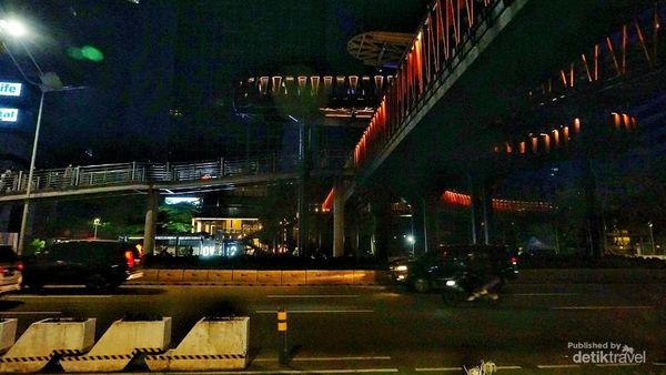JPO Karet Sudirman Memang Asyik untuk Hunting Foto