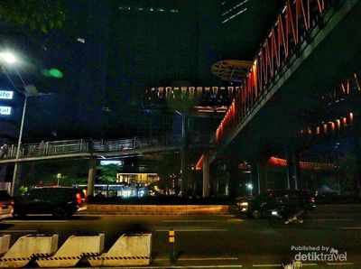 JPO Karet Sudirman Memang Asyik untuk Hunting Foto