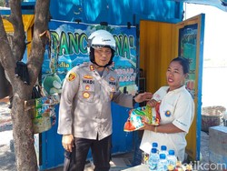 Polisi dan Komunitas Vespa Kota Probolinggo Berbagi Sembako Dampak BBM Naik