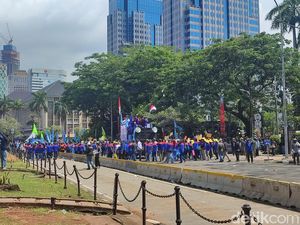 Buruh-Mahasiswa Mulai Padati Kawasan Patung Kuda