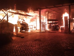 Gudang Kayu di Surabaya Kebakaran, Mobil Boks Ikut Ludes Terbakar