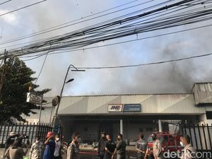 200 Ribu Produk EIGER Terbakar di Gudang JNE Depok 200 Ribu Produk EIGER Terbakar di Gudang JNE Depok