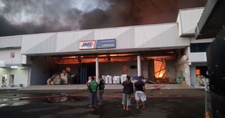 Kebakaran gudang JNE di Depok terjadi pada Senin, 12 September 2022. Gudang penyimpanan paket JNE tersebut berlokasi di wilayah Pekapuran, Depok.