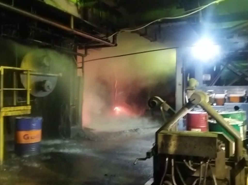 Kebakaran Pabrik di Pulo Gadung Jaktim 10 Unit Damkar Dikerahkan