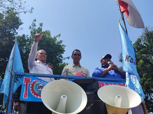 Temui Massa Demo BBM, Kasetpres: Tuntutan Buruh Bakal Dibahas Besok Temui Massa Demo BBM, Kasetpres: Tuntutan Buruh Bakal Dibahas Besok