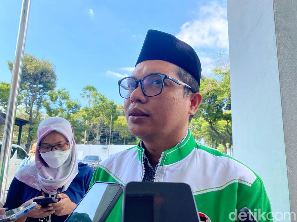 Legislator PPP Yakin Jokowi Tetap Netral Meski Lempar Kode-kode soal Capres Legislator PPP Yakin Jokowi Tetap Netral Meski Lempar Kode-kode soal Capres