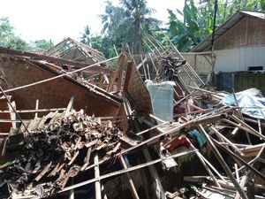 Rumah Muhidin Porak-poranda Diterjang Angin Kencang Pangandaran