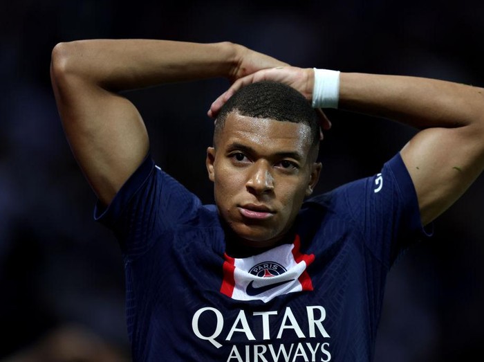 PARC DES PRINCES, PARIS, FRANCE - 2022/09/06: Kylian Mbappe of Paris Saint-Germain Fc  looks on during the Uefa Champions League Group H match between Paris Saint Germain Fc and Juventus Fc.  Paris Saint-Germain Fc wins 2-1 over Juventus Fc. (Photo by Marco Canoniero/LightRocket via Getty Images)
