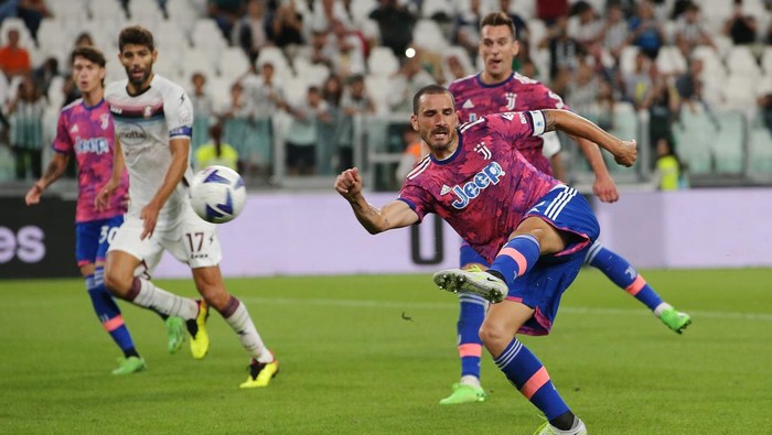 TURIN, ITALY - SEPTEMBER 11: Leonardo Bonucci of Juventus scores their teams second goal during the Serie A match between Juventus and Salernitana at  on September 11, 2022 in Turin, Italy. (Photo by Jonathan Moscrop/Getty Images)