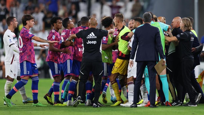 TURIN, ITALY - SEPTEMBER 11: Players of Juventus and Salernitana clash after Arkadiusz Milik (not pictured) of Juventus scored a goal which was later disallowed during the Serie A match between Juventus and Salernitana at  on September 11, 2022 in Turin, Italy. (Photo by Jonathan Moscrop/Getty Images)