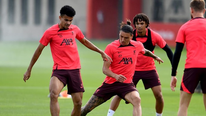 KIRKBY, ENGLAND - AUGUST 29: (THE SUN OUT, THE SUN ON SUNDAY OUT) Luis Diaz and Darwin Nunez of Liverpool during a training session at AXA Training Centre on August 29, 2022 in Kirkby, England. (Photo by Andrew Powell/Liverpool FC via Getty Images)