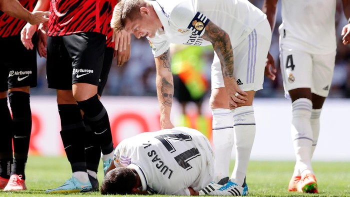 MADRID, SPAIN - SEPTEMBER 11: Lucas Vazquez of Real Madrid injured Toni Kroos of Real Madrid  during the La Liga Santander  match between Real Madrid v Real Mallorca at the Estadio Santiago Bernabeu on September 11, 2022 in Madrid Spain (Photo by David S. Bustamante/Soccrates/Getty Images)