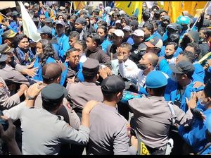 Demo Tolak BBM di Bojonegoro Sempat Diwarnai Aksi Dorong Mahasiswa-Polisi