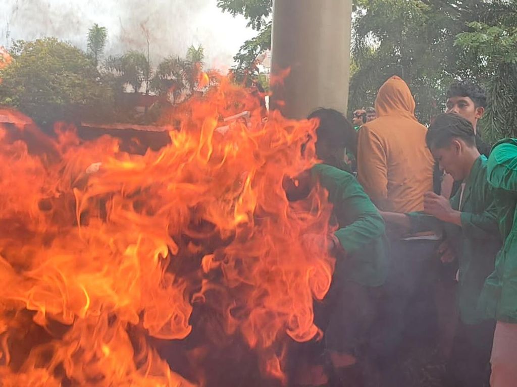 Demo Kenaikan BBM di Lhokseumawe Ricuh, Kaca DPRK Pecah-Polisi Terluka