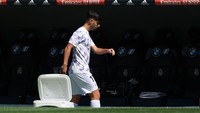 Asensio tak cuma menyepakkan kaki dengan kesal. Ia juga terlihat melemparkan rompi dan botol air minum. Foto: NurPhoto via Getty Images/NurPhoto