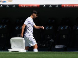Asensio tak cuma menyepakkan kaki dengan kesal. Ia juga terlihat melemparkan rompi dan botol air minum. Foto: NurPhoto via Getty Images/NurPhoto