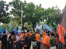 Tolak Kenaikan Harga BBM, Massa Buruh Geruduk Kantor Anies