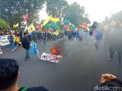 Demo Harga BBM di Kudus, Massa Blokir Jalan-Bakar Ban