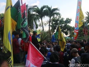 Sempat Blokir Jalan-Bakar Ban, Massa Demo BBM di Kudus Bubarkan Diri Sempat Blokir Jalan-Bakar Ban, Massa Demo BBM di Kudus Bubarkan Diri