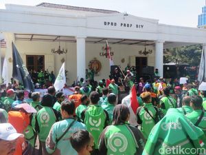 Massa Demo Ojol Jogja Tolak BBM Naik di DPRD DIY Malioboro Bubarkan Diri Massa Demo Ojol Jogja Tolak BBM Naik di DPRD DIY Malioboro Bubarkan Diri