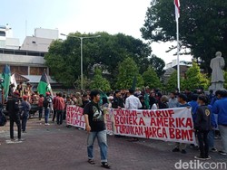 Massa Demo Kenaikan BBM Gelar Orasi di Depan DPRD DIY