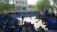 Massa Mahasiswa Demo BBM Duduki DPRD DIY Jalan Malioboro