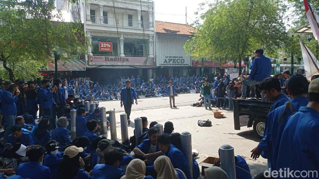 Massa Mahasiswa Demo BBM Duduki DPRD DIY Jalan Malioboro