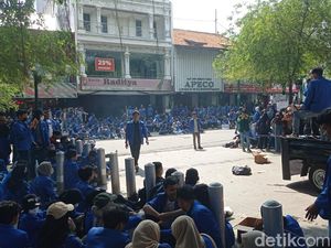 Massa Mahasiswa Demo BBM Duduki DPRD DIY Jalan Malioboro