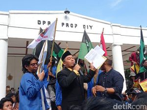 Massa Mahasiswa Jogja Demo BBM Merangsek Masuk DPRD DIY