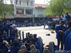 Massa Silih Berganti Demo BBM di DPRD DIY, Jalan Malioboro Masih Ditutup