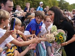 Meghan Markle Hentikan Podcast Sementara usai Ratu Elizabeth Meninggal