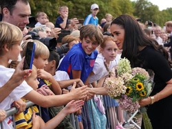 Meghan Markle Hentikan Podcast Sementara usai Ratu Elizabeth Meninggal